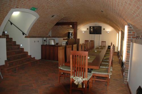 una sala da pranzo con un lungo tavolo e sedie di Penzion U Karla IV. a Kadaň