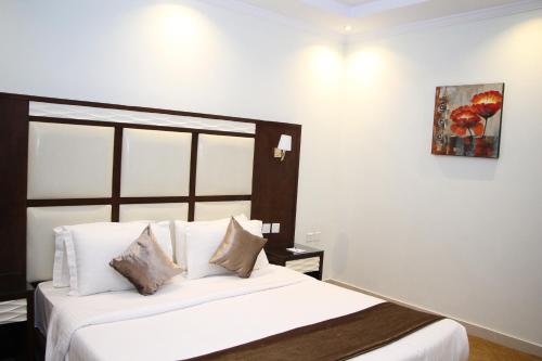 Una cama o camas en una habitación de Al Muhaidb Residence Al Dowally