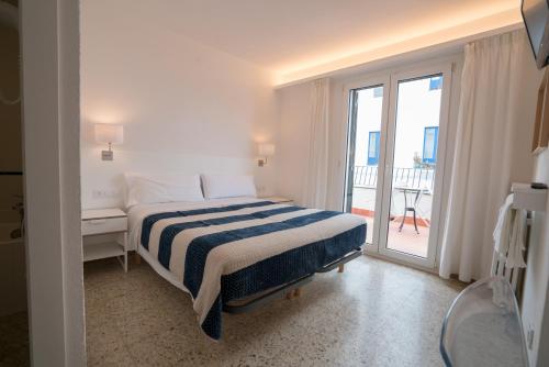 Tempat tidur dalam kamar di Hostal Marina Cadaqués