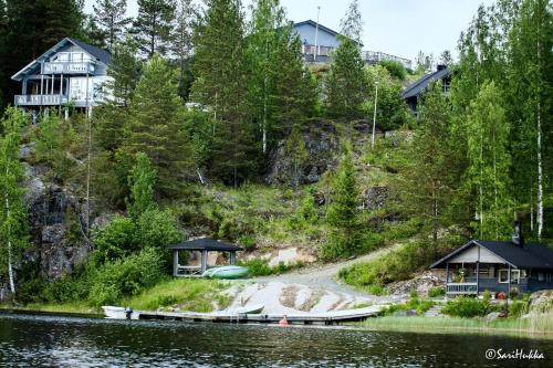 un gruppo di case sul lato di un lago di Rämäkkä Holidays a Rautalampi
