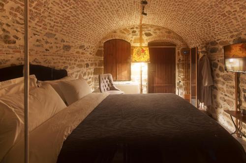 um quarto com uma cama grande num quarto em HANI I PAZARIT Boutique Hotel em Korçë