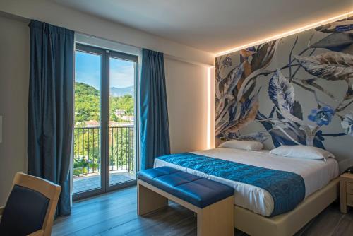 um quarto de hotel com uma cama e uma grande janela em Hotel Terme Capasso em Contursi Terme