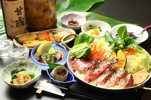 una mesa cubierta con tazones de comida en una mesa en Sangosho, en Kerizaki