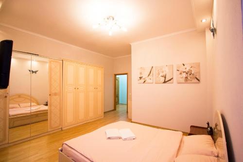 um quarto com uma cama e uma televisão num quarto em Apartlux on Tverskaya Street em Moscou