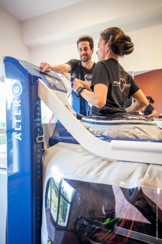 a man and a woman working on a bunk bed at Sofitel Quiberon Thalassa sea & spa in Quiberon