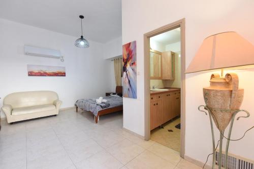 a living room with a mirror and a bedroom at Flintstone Guest House בית ההארחה בן 11 החדרים אינו וילה פרטית אתם מזמינים רק חדרים לא את כל הוילה in Eilat