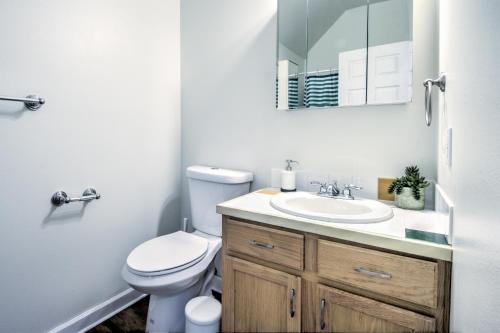 Vannas istaba naktsmītnē Renovated Bright 1 BR in the heart of Capitol Hill – APT B