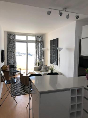 eine Küche und ein Wohnzimmer mit einem großen Fenster in der Unterkunft Apartamento en primera línea playa in La Garita