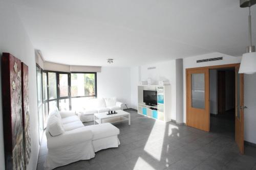 カン・パスティーリャにあるCan Pastilla IIのリビングルーム(白い家具、大きな窓付)