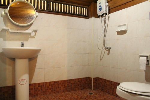 a bathroom with a toilet and a sink at Saengthong Resort Chiangmai in Chiang Mai