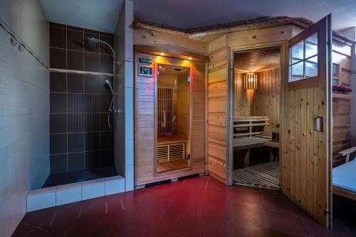 Łazienka z prysznicem i szklanymi drzwiami w obiekcie Chata Uhorčík w Tierchowej