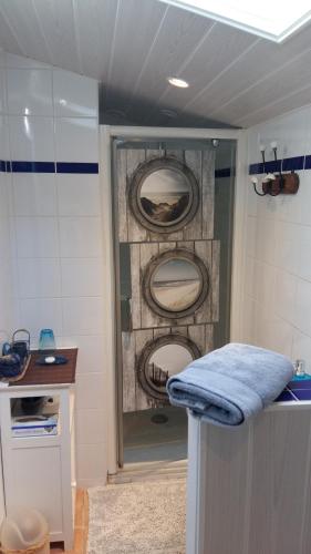 y baño con ducha y toalla azul. en Chambres d'hôtes du Parc d'Espagne en Pessac