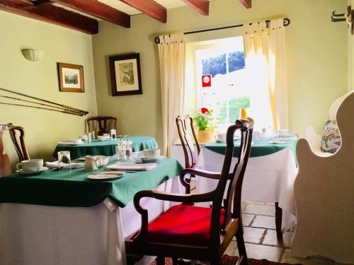 A restaurant or other place to eat at Hack and Spade 