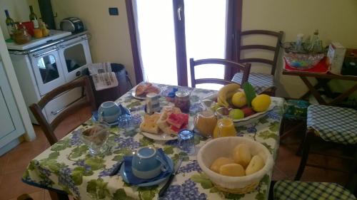 een tafel met een fruitschaal erop bij B&B Ca' de Pippu in Diano Castello