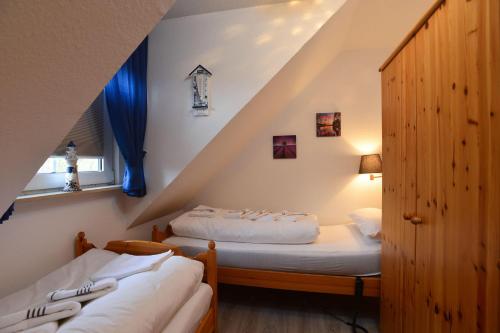 2 Betten in einem Zimmer mit Dachgeschoss in der Unterkunft Wohnung Amsel, App. 4 in Westerland
