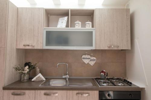 a kitchen with a sink and a microwave at Palazzo Rattazzi in Monopoli
