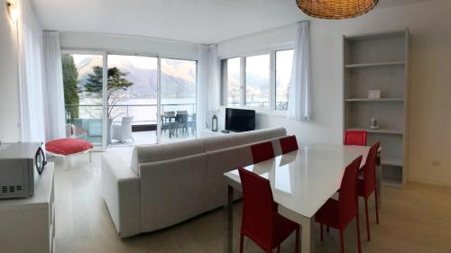 CremiaにあるBaia Blu - Luxury Apartments with Poolのリビングルーム(ソファ、テーブル、椅子付)