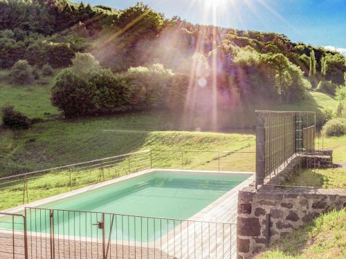 ein Pool auf einem Feld mit Regenbogen im Hintergrund in der Unterkunft Modern Villa in S rilhac with Private Pool in Beynat