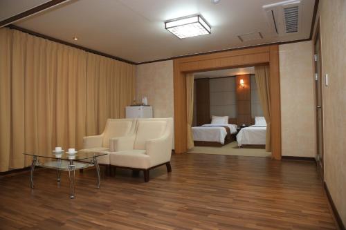Postel nebo postele na pokoji v ubytování Uljin Grand Hotel