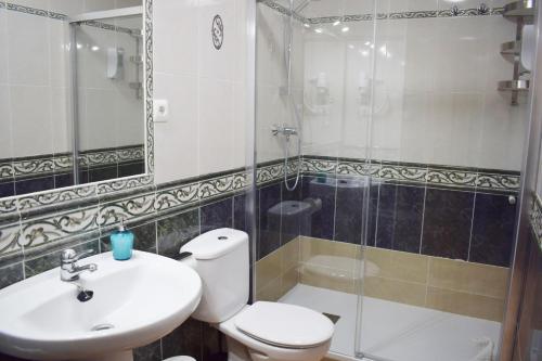ネルハにあるCARABEO (Pza. Clara Campoamor)のバスルーム(トイレ、洗面台、シャワー付)