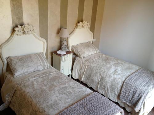two beds sitting next to each other in a bedroom at Hotel Villa Calandrino in Sciacca
