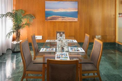 a dining room with a long table and chairs at Elba Vecindario Aeropuerto Business & Convention Hotel in Vecindario