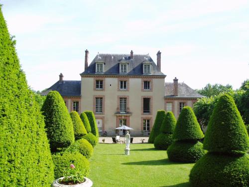 a large house with a bunch of trees and bushes at Château Rouillon d'Allest in Chartrettes