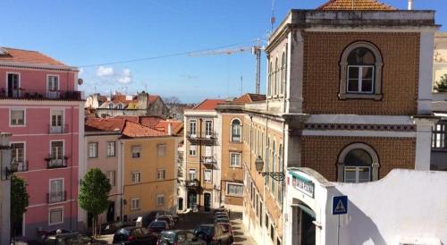リスボンにあるLisbon Secret & Graca Apartmentの建物や車が並ぶ街並み