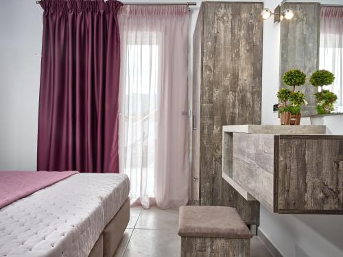Katil atau katil-katil dalam bilik di Savvas Luxury Suites