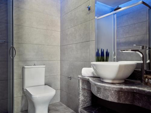 Bilik mandi di Savvas Luxury Suites
