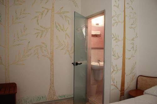 La salle de bains est pourvue d'une douche et de toilettes. dans l'établissement Le Stanze del Pescatore, à Bellaria-Igea Marina