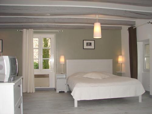 A bed or beds in a room at Relais de la Rinière