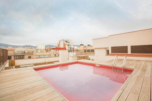 una piscina en la azotea en la azotea de un edificio en Yeah Barcelona Hostel, en Barcelona