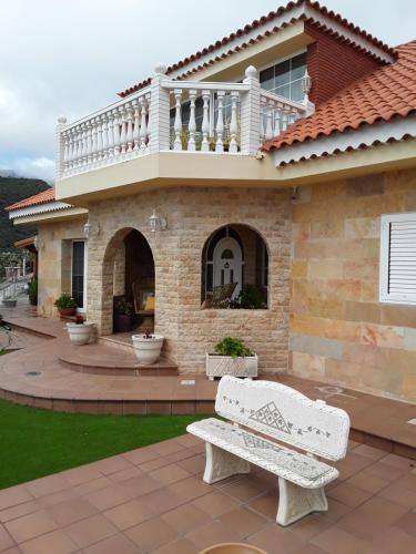 a white bench sitting in front of a house at Holiday Home Hemi in Valsequillo