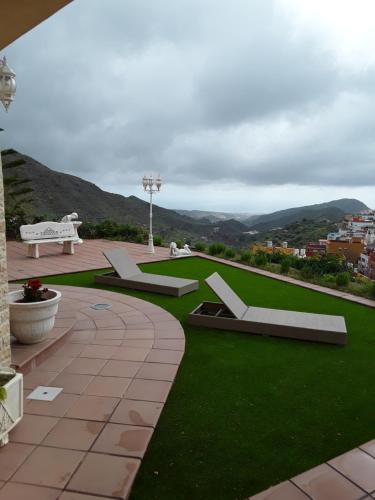 a park with a bench and green grass at Holiday Home Hemi in Valsequillo
