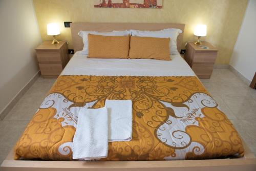 una camera da letto con un letto e asciugamani di Via del Mare a Lanciano