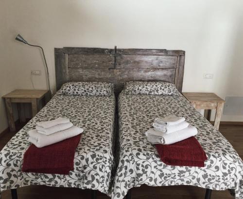 um quarto com uma cama com toalhas em Casa del Nespolo em Pilzone