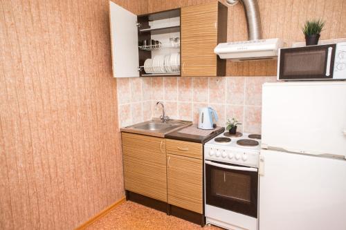 Yurgaにあるпроспект Кузбасский 12Аの小さなキッチン(シンク、冷蔵庫付)