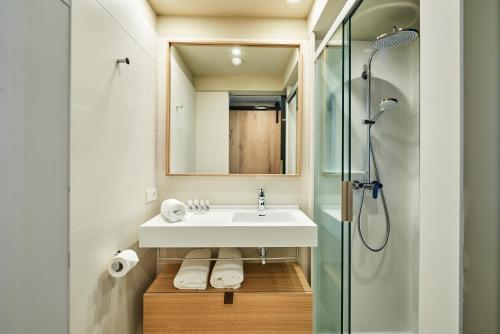 a bathroom with a sink and a shower at Numad Studios in San Sebastián