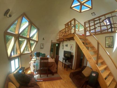una sala de estar con una escalera de caracol en una casa en Domos de Molco, en Pucón