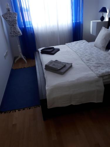 sypialnia z łóżkiem z dwoma ręcznikami w obiekcie Apartmam "Mavi" w mieście Varaždin
