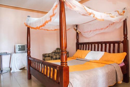 Un pat sau paturi într-o cameră la Royal Crane Resort