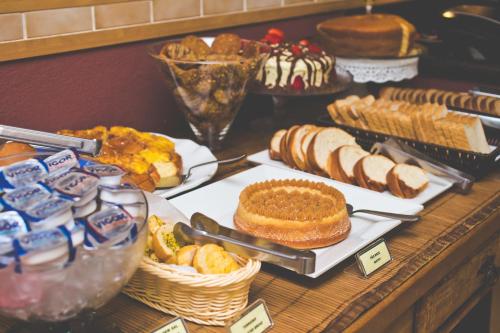 ein Buffet mit verschiedenen Brotsorten und Gebäck in der Unterkunft Comfort Hotel Araraquara in Araraquara
