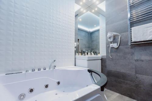 Un baño de Leo Apartments Main Square