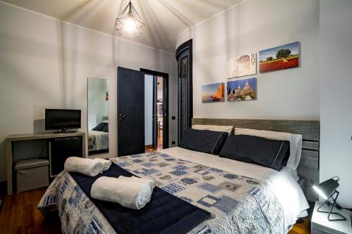 ein Schlafzimmer mit einem Bett und einem TV in der Unterkunft A casa di Alberto in Monopoli