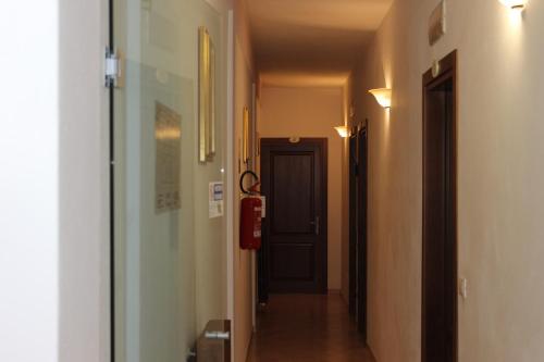 an empty hallway with a black door and a hallwayngthngthngthngthngthngth at Albergo Ristorante Pizzeria La Bocca di Bacco in Abbadia San Salvatore