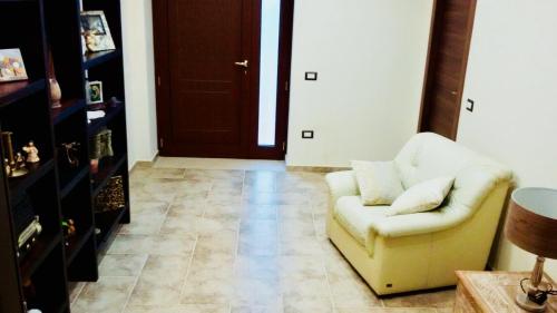 salon z krzesłem i drzwiami w obiekcie B&B San Paolo w mieście Campagna