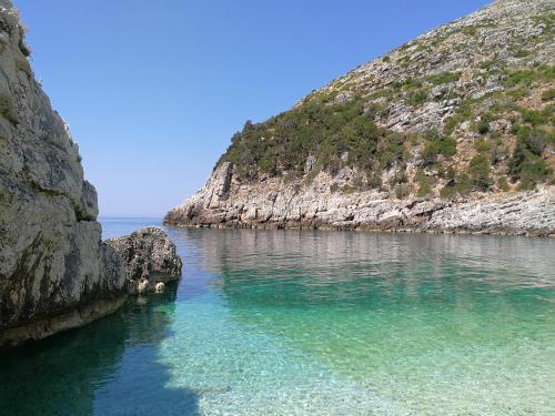 a large body of water next to a mountain at Vacanze Pushime Albania in Radhimë