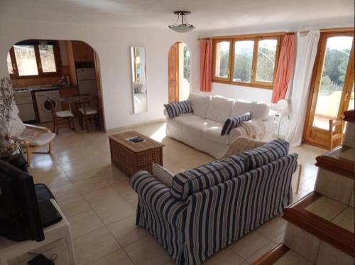 - un salon avec deux canapés et une télévision dans l'établissement Casa Peregil, à El Perelló