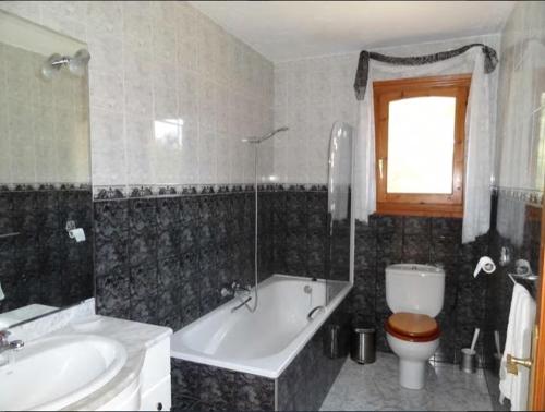 ペレジョにあるCasa Peregilのバスルーム(バスタブ、トイレ、シンク付)
